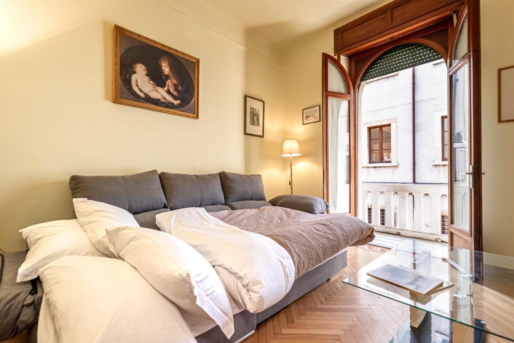 Piazza Isolo Central Apartment 베로나 외부 사진