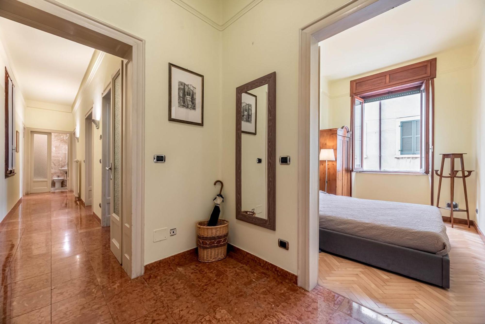 Piazza Isolo Central Apartment 베로나 외부 사진