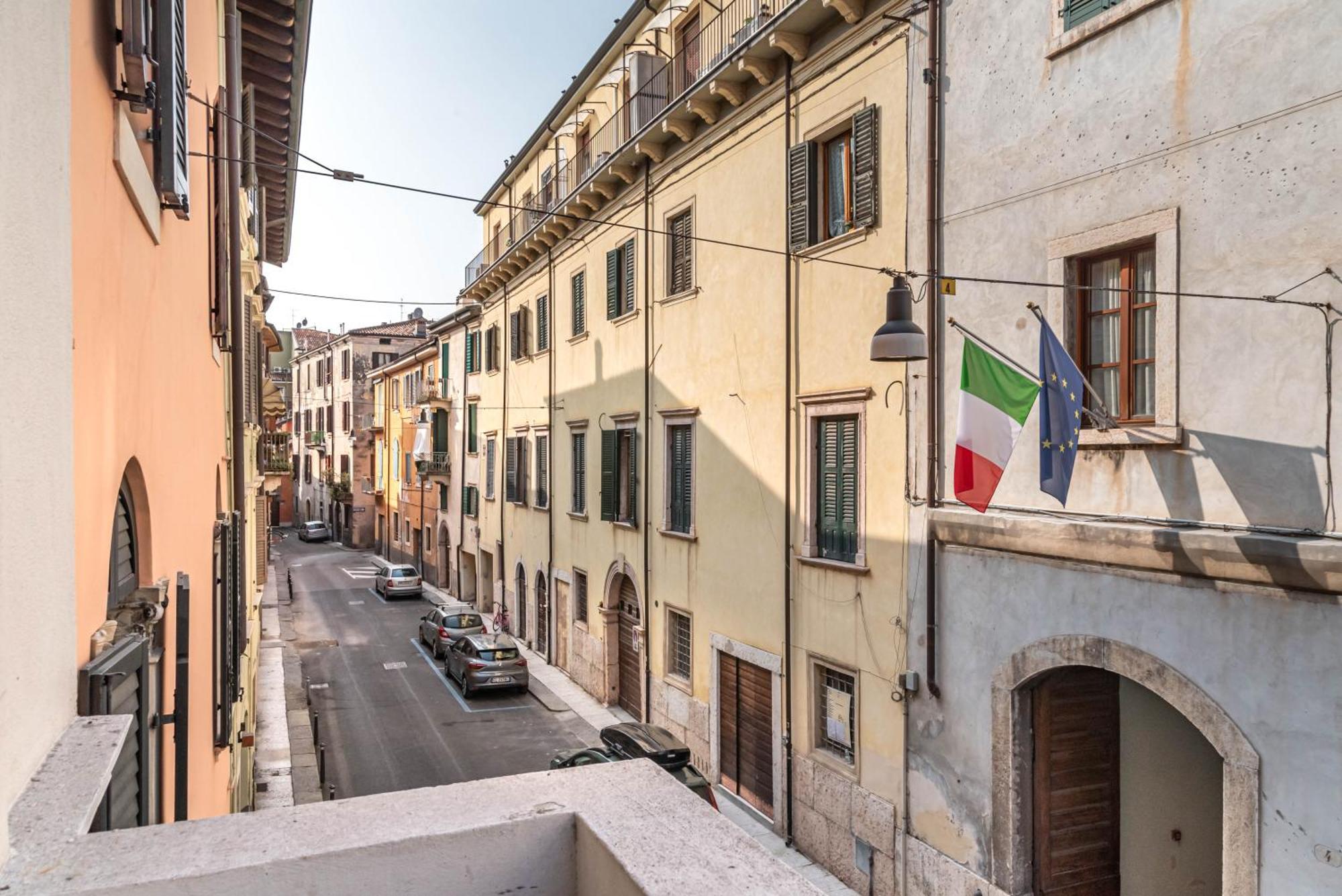 Piazza Isolo Central Apartment 베로나 외부 사진