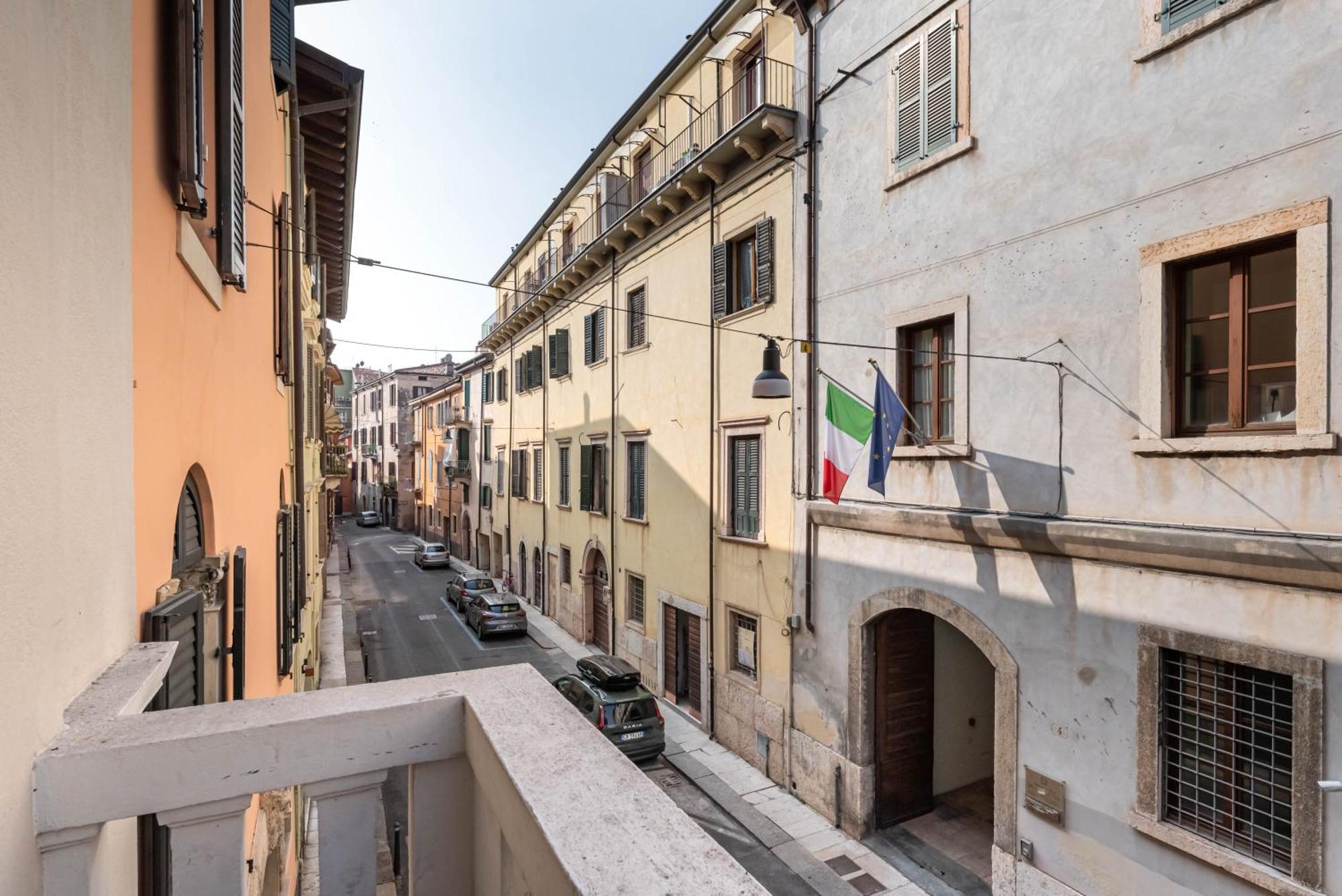 Piazza Isolo Central Apartment 베로나 외부 사진