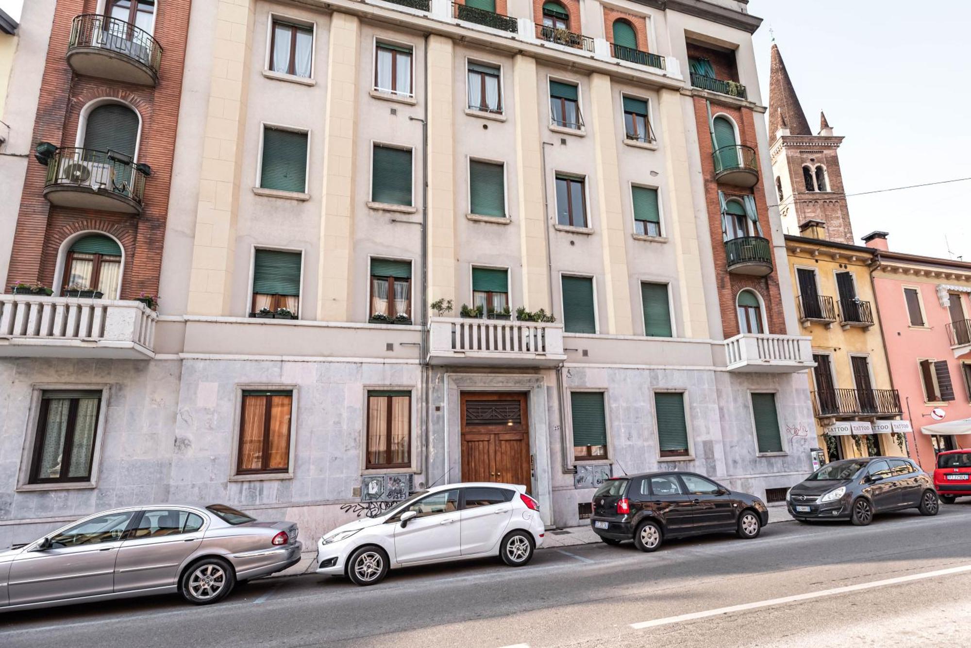 Piazza Isolo Central Apartment 베로나 외부 사진